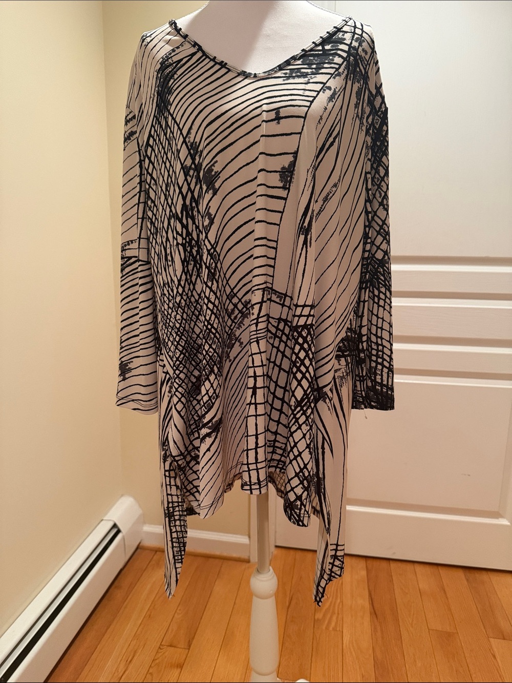 Clara Sun Woo Black and Cream Abstract Stripe Asymmetrical Tunic Top